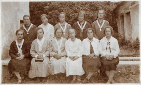 Viktorija Posega (prva desno spodaj) v Marijini družbi pri Fari, 1930
